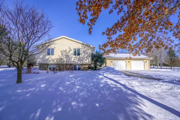 616 Grange RD,  Hudson,  WI 54016