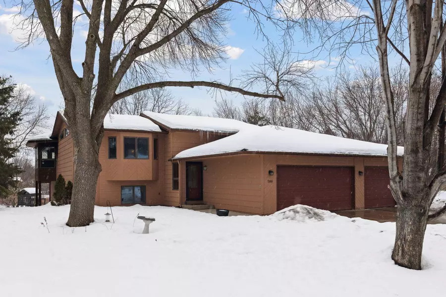 588 Dresden DR, Chaska, MN 55318