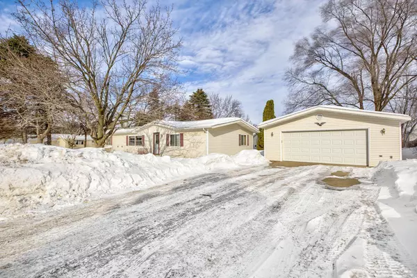 418 Rose DR, Faribault, MN 55021