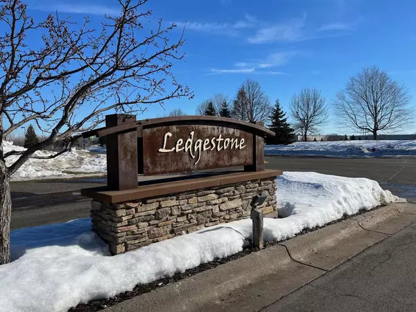 917 Ledgestone DR, Mahtomedi, MN 55115