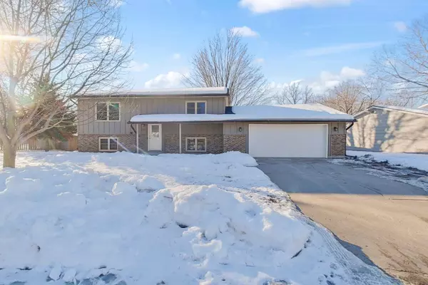 315 Parkview CIR, Zumbrota, MN 55992