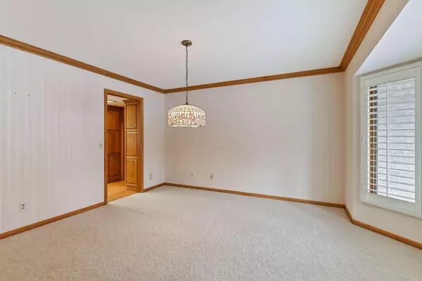 Minnetonka, MN 55305,2200 Essex RD