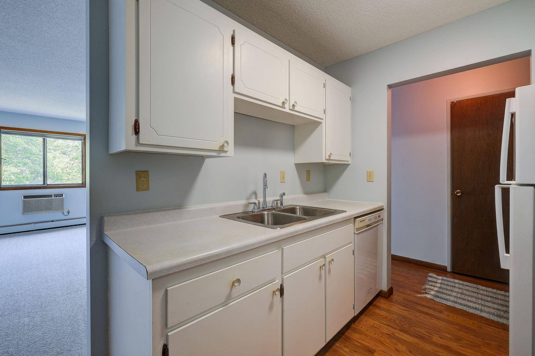 Edina, MN 55435,4351 Parklawn AVE #112