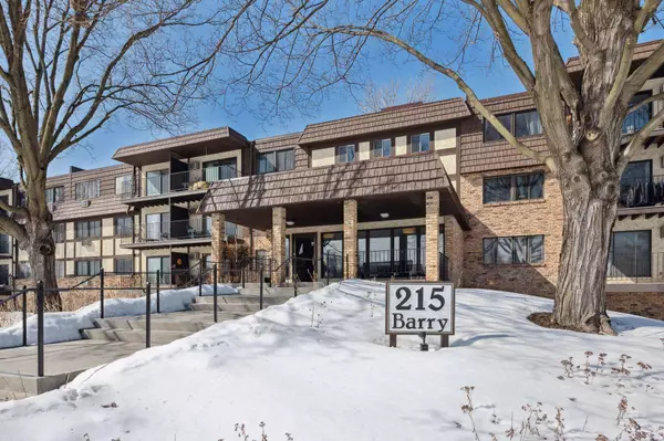 Wayzata, MN 55391,215 Barry AVE S #115