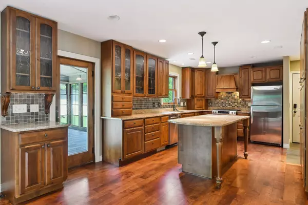 Chanhassen, MN 55317,6420 Pleasant Park DR