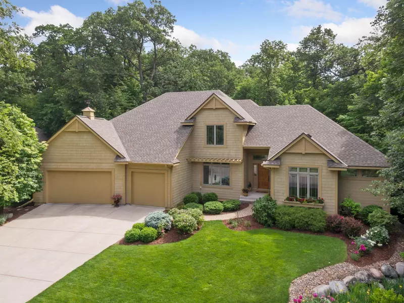 2855 Autumn Woods DR, Chaska, MN 55318