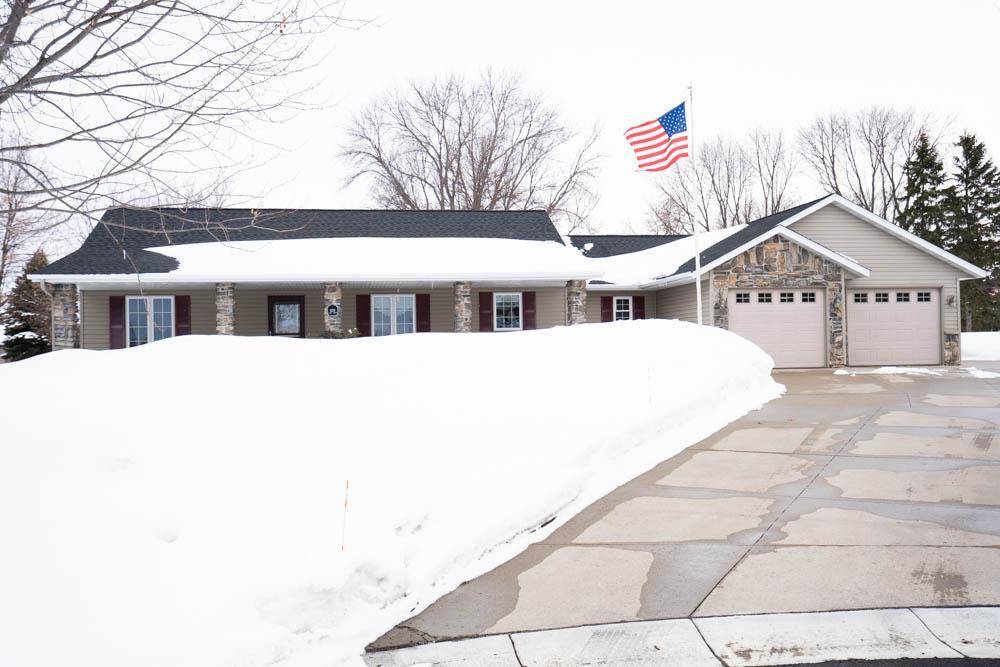 429 Lake CT, Winsted, MN 55395