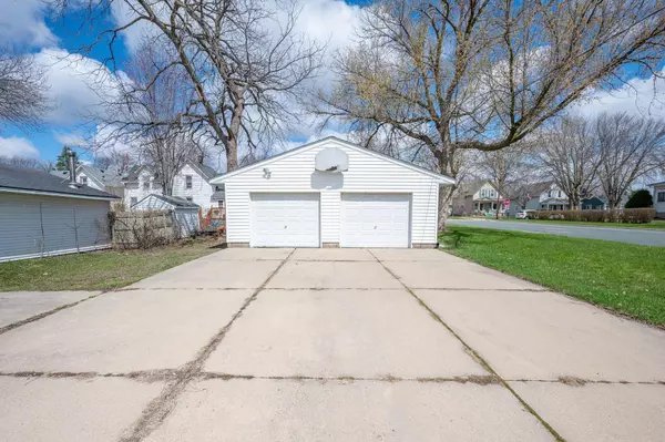 Montgomery, MN 56069,300 Oak AVE SW