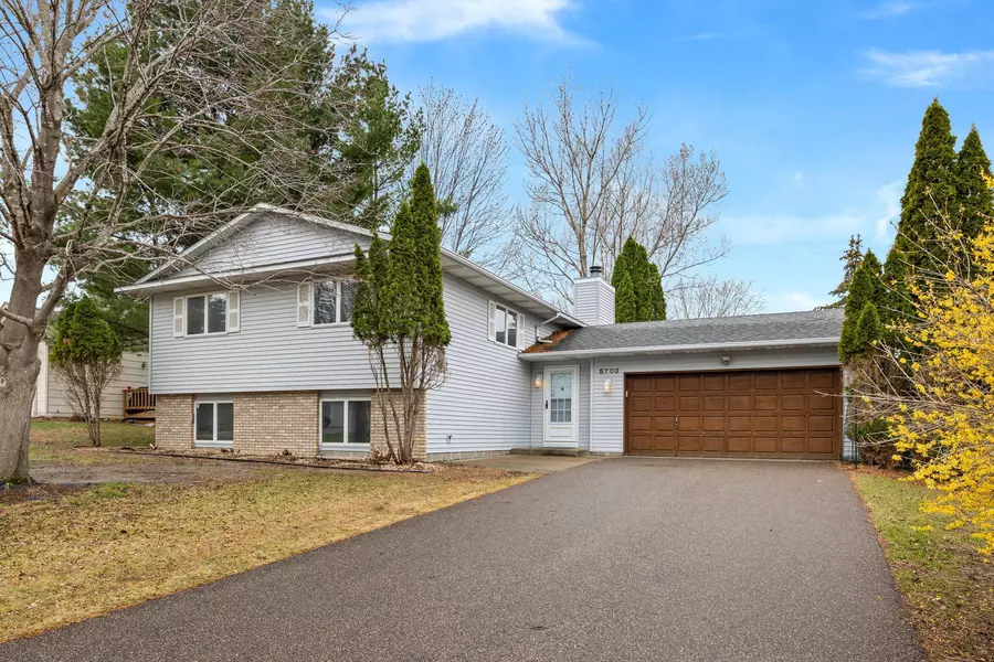 5703 Deer TRL W, Shoreview, MN 55126