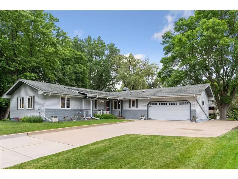 6401 Doron LN, Edina, MN 55439