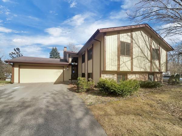 6760 Cottonwood LN N, Maple Grove, MN 55369