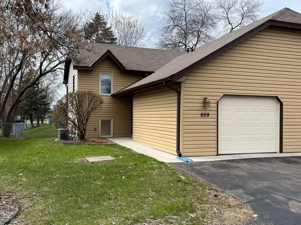 609 Belland AVE, Vadnais Heights, MN 55127