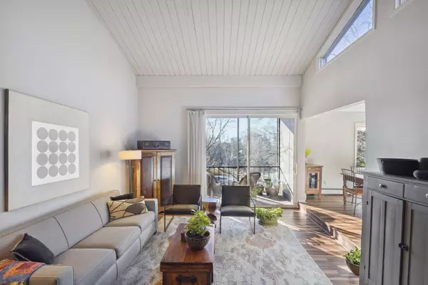 6085 Lincoln DR #321, Edina, MN 55436