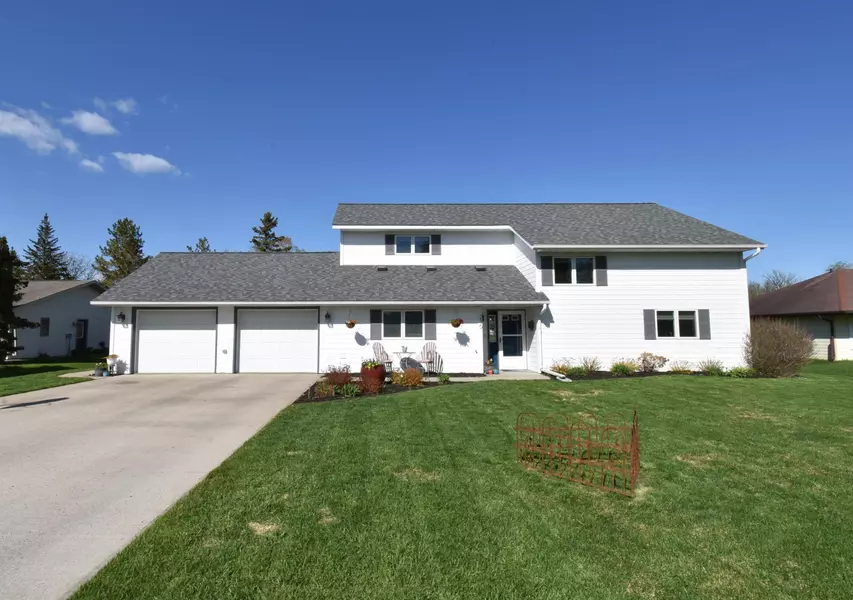 230 Dogwood DR, Warroad, MN 56763