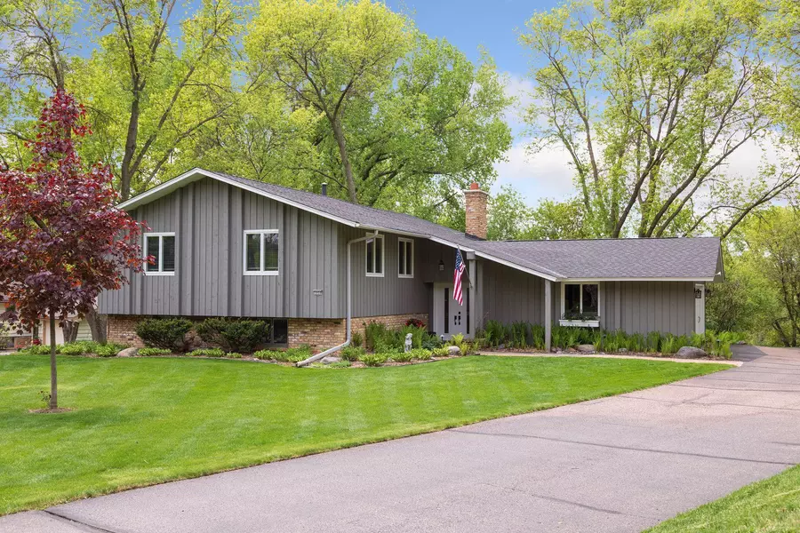 5950 Ivy LN, Minnetonka, MN 55345