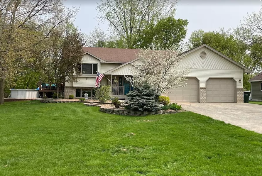 903 Geneva DR, Alexandria, MN 56308