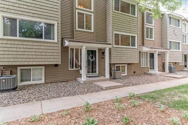 Wayzata, MN 55391,312 Pondridge CIR