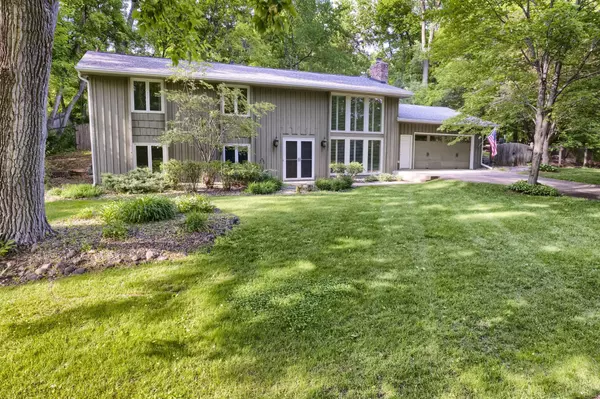 4136 Hillcrest RD, Deephaven, MN 55391