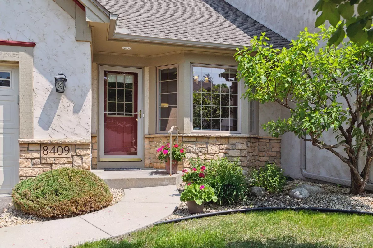 Chanhassen, MN 55317,8409 Burlwood DR