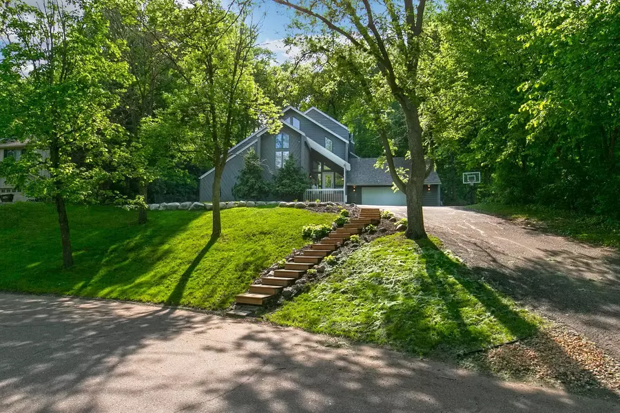 13900 Hill Ridge DR, Minnetonka, MN 55305