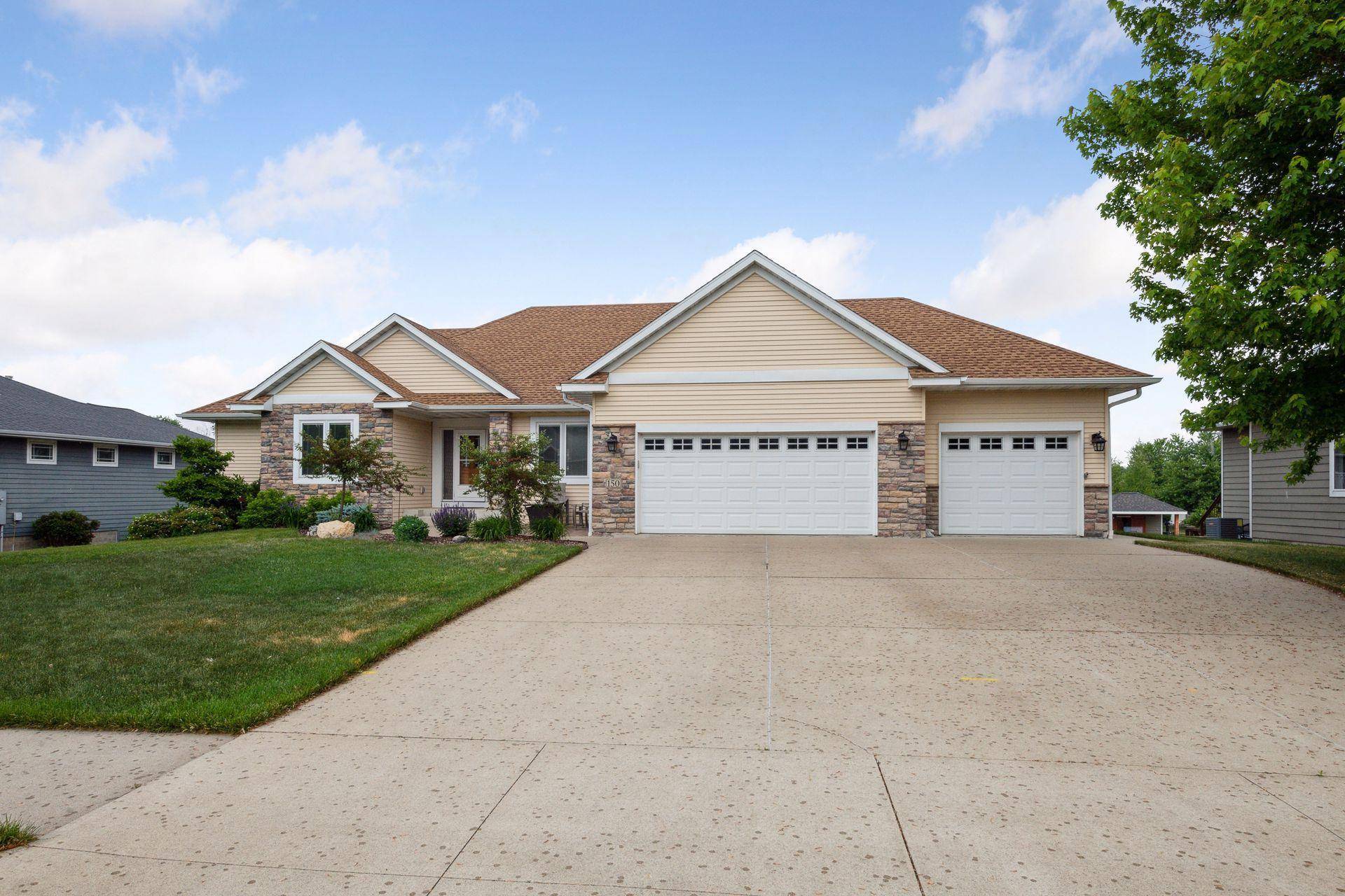 150 Hickory LN NE, Owatonna, MN 55060