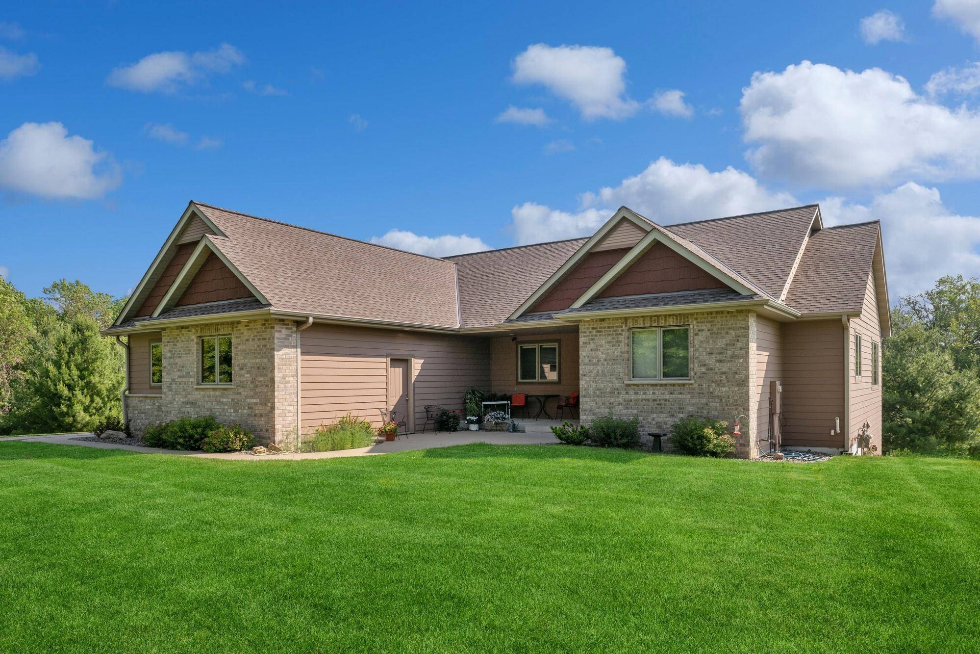 3711 Bavaria RD, Chaska, MN 55318