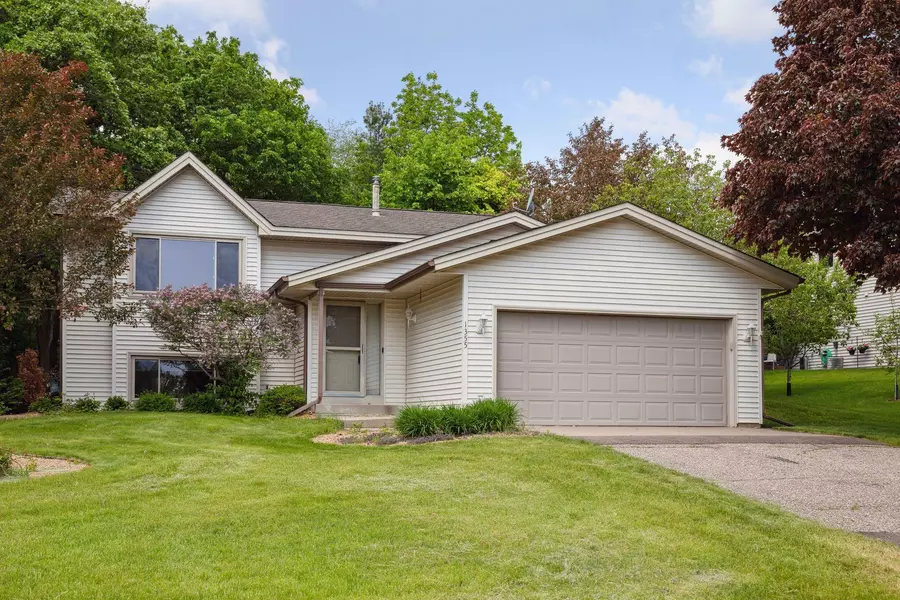 1355 Lexington LN, Chaska, MN 55318