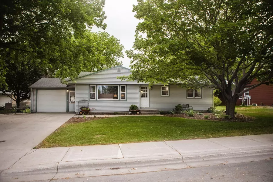 325 S Columbia AVE, Morris, MN 56267