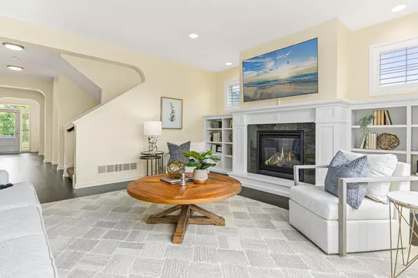 16523 E Lake DR Lakeville, MN 55044