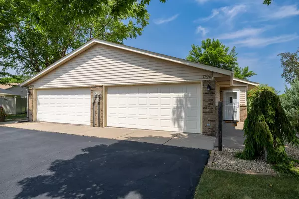 7196 Robinwood Draw,  Woodbury,  MN 55125