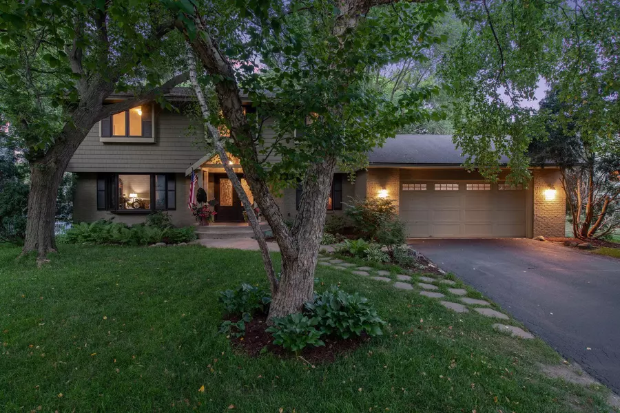 1792 Overlook LN, Mendota Heights, MN 55118