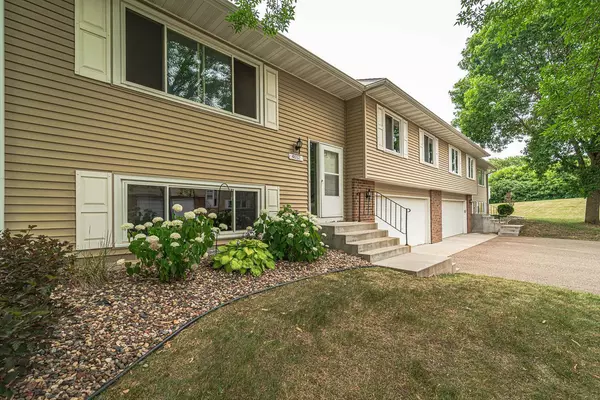 Eagan, MN 55122,4652 Ridge Cliff DR