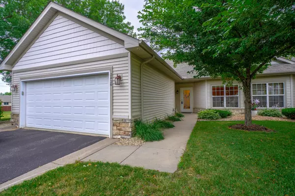 2420 Foxglove CIR, Hudson, WI 54016