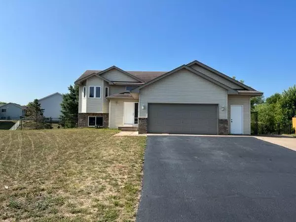 414 Cardinal CT, Isanti, MN 55040