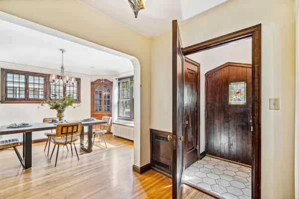 Saint Paul, MN 55105,473 Woodlawn AVE