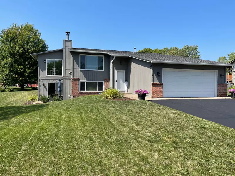 670 Saxony CIR, Chaska, MN 55318