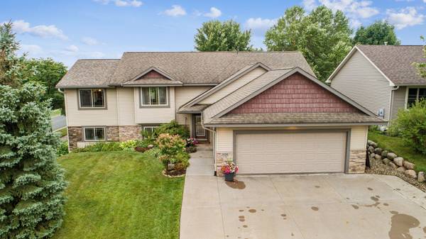 2696 Hilltop LN,  River Falls,  WI 54022