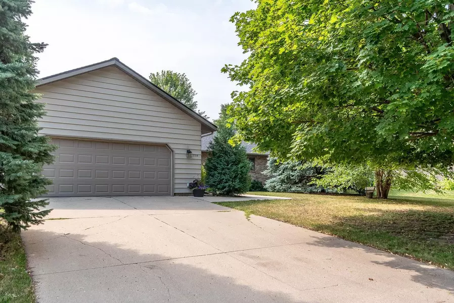 2306 Northridge DR, North Mankato, MN 56003