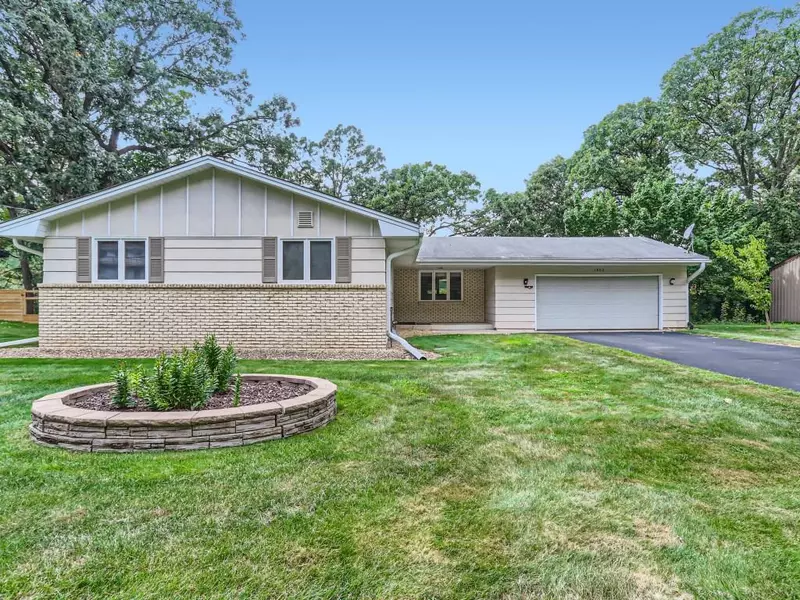 1802 Valley Curve RD, Mendota Heights, MN 55118