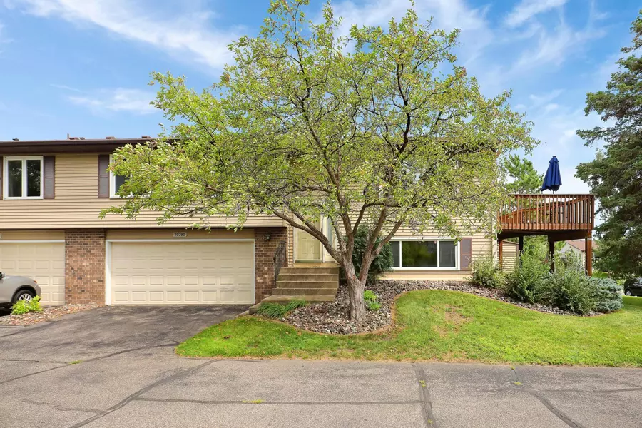 10390 Balsam LN, Eden Prairie, MN 55347