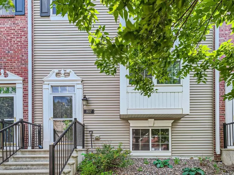 807 Village Pkwy, Circle Pines, MN 55014