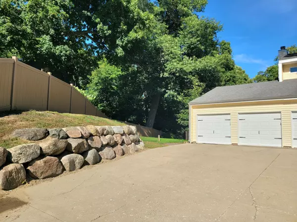 Minnetrista, MN 55364,1040 Crest Ridge CT