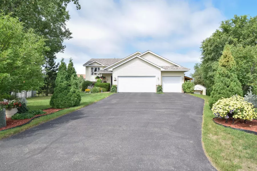 806 Pond View CT, Braham, MN 55006