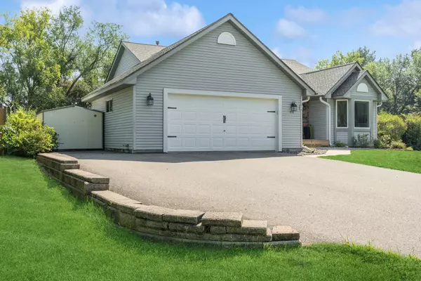 Hudson, WI 54016,910 Grandview DR