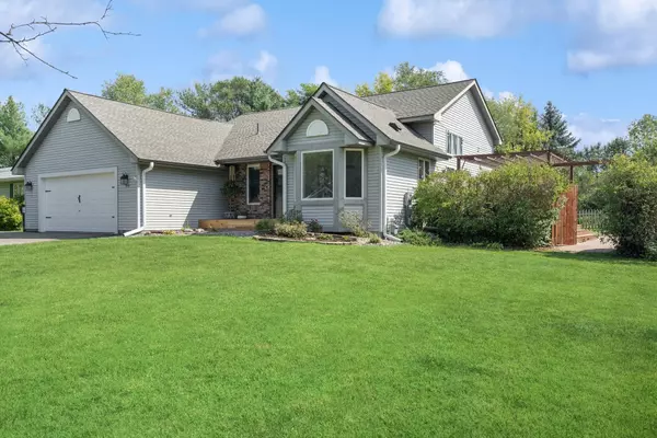 Hudson, WI 54016,910 Grandview DR