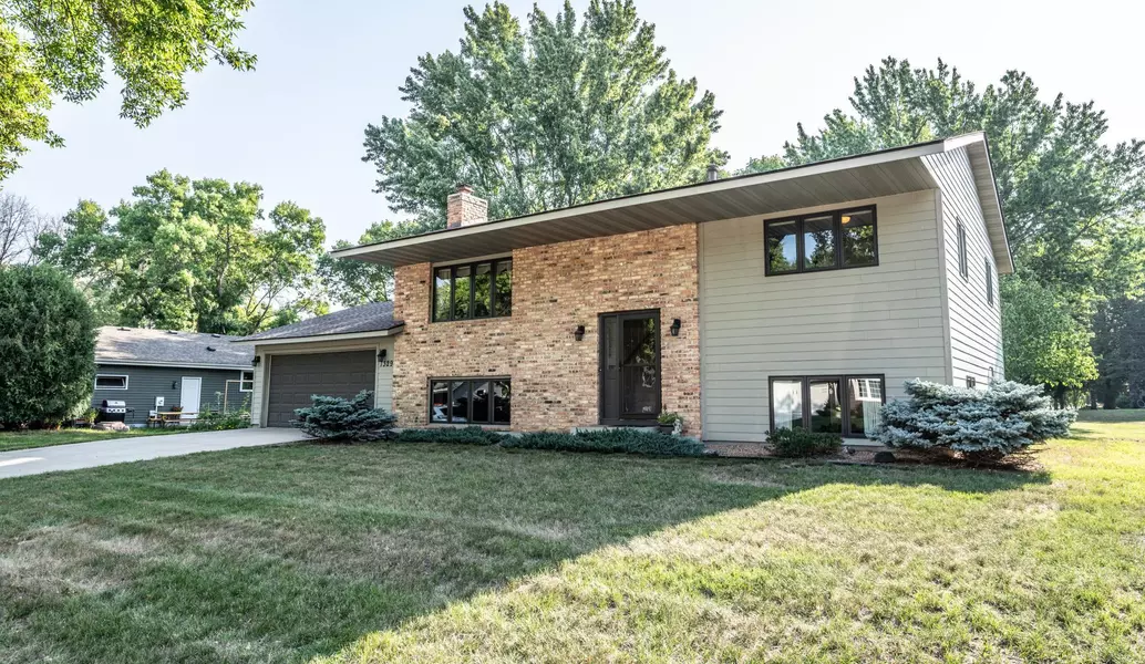 1329 Fairview LN, Farmington, MN 55024