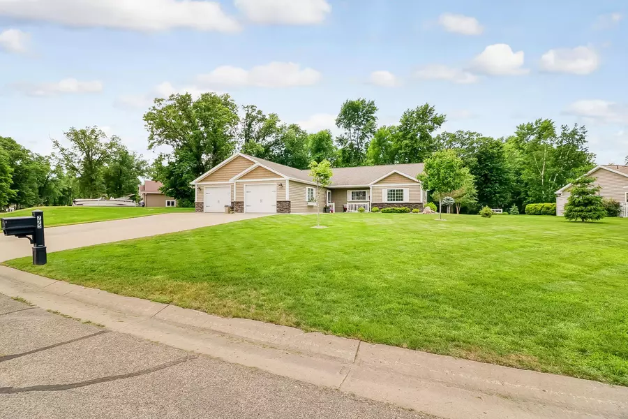 775 Lake Forest CIR, Detroit Lakes, MN 56501