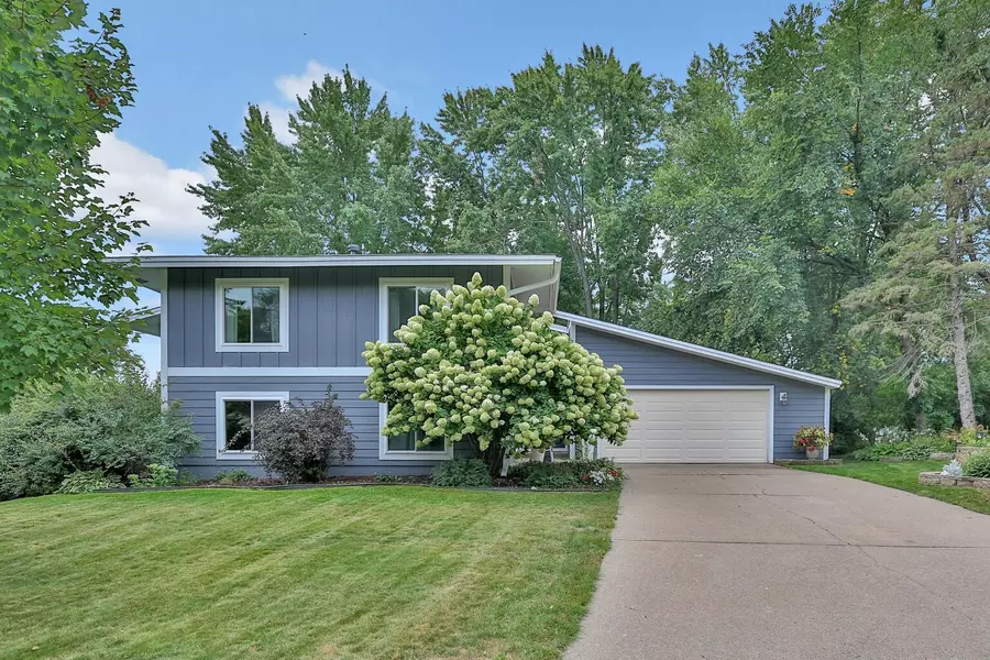 708 Brigadoon CIR, Shoreview, MN 55126