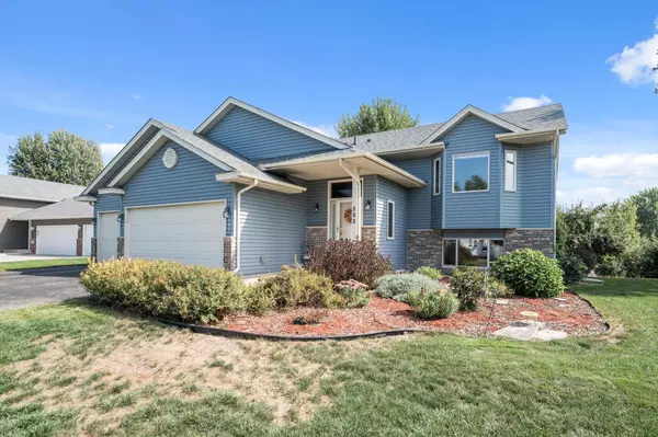 562 Woodduck TRL, Lino Lakes, MN 55014