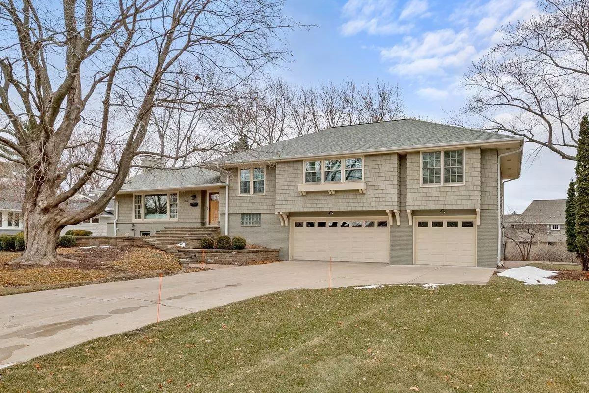 Edina, MN 55436,5317 Chantrey RD